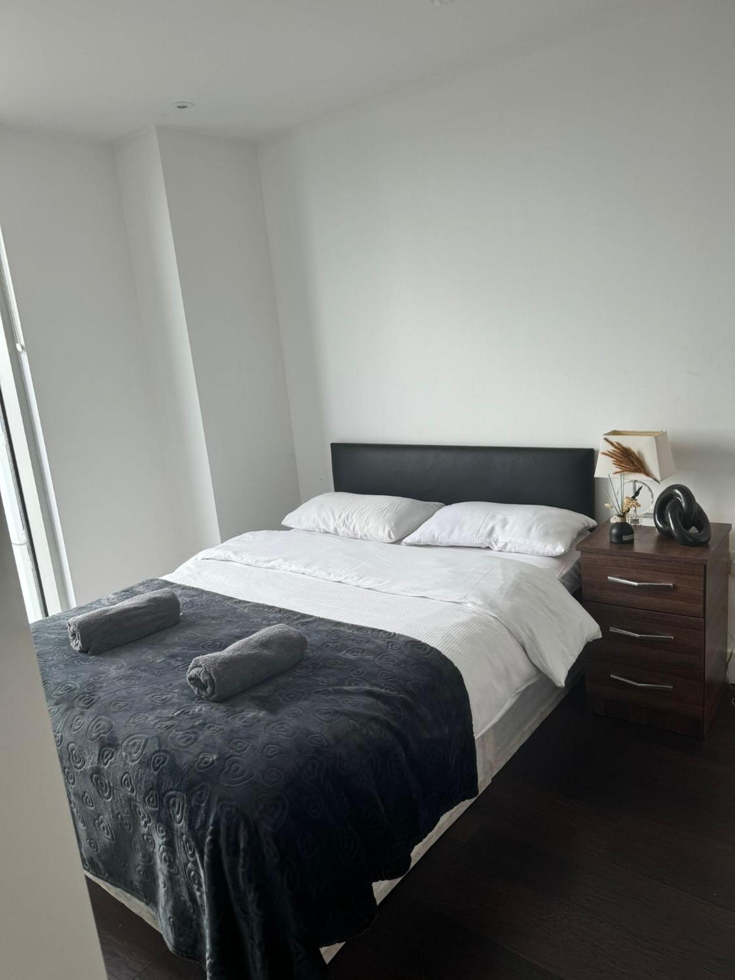 Apartment Two Br Flat In Britannia Point Bp65 London